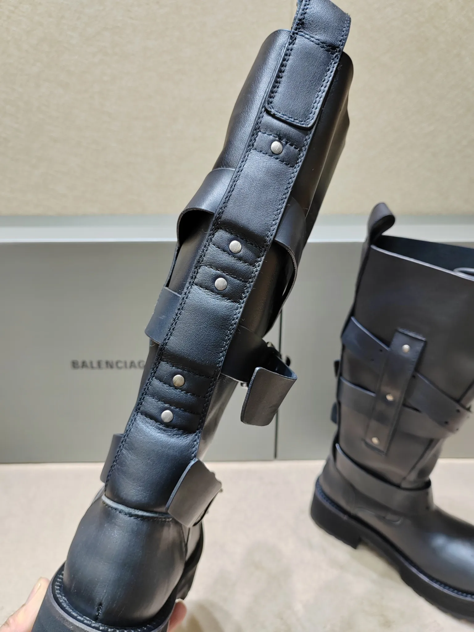 👟👟Ex-factory price 1120👟👟 Balenciaga 25FWVenom couple style high boots, mid-calf boots. Please look for the high version. This design is unique, with straps and belt elements as highlights. Not only can the boots be firmly attached to the foot, but the tightness can also be adjusted at will. In terms of details, the brand's iconic distressed hardware is used throughout. Cleverly creating a retro wear effect, highlighting individual attitude and matching with thick toothed rubber soles, it not only ensures wearing comfort, but also strengthens the overall sense of fashion and recognition. Venom high boots are undoubtedly a fashion item not to be missed this season. They will add unique charm to fashion lovers' outfits and lead a new round of fashion. Boot height is 270mm. The upper layer of cowhide is distressed. The lining is water-dyed cowhide. Outsole height is 5CM. Original open-molded leather welt combination outsole. Size: 35-40 (custom-made size 40 cannot be returned or exchanged)